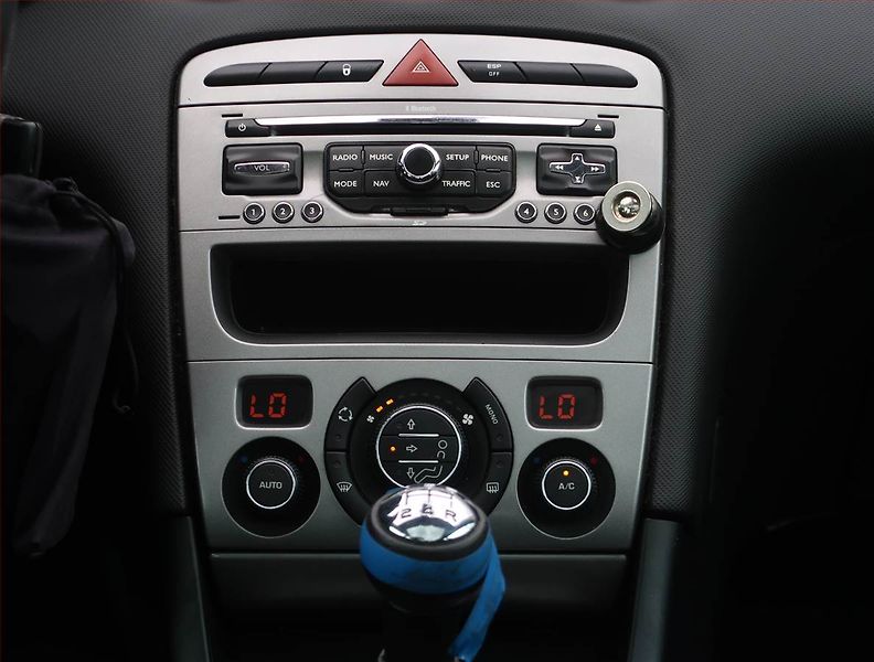 Peugeot 308 (2010) 1.6 HDi, Serv.kniha, nová STK - fotka 12 z 17