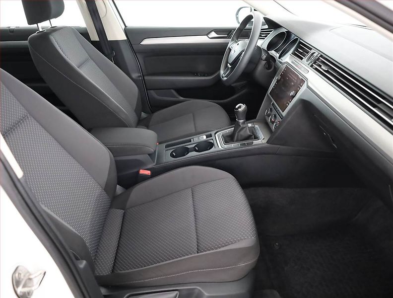 Volkswagen Passat (2017) 2.0 TDI, Serv.kniha, Navi - fotka 7 z 15