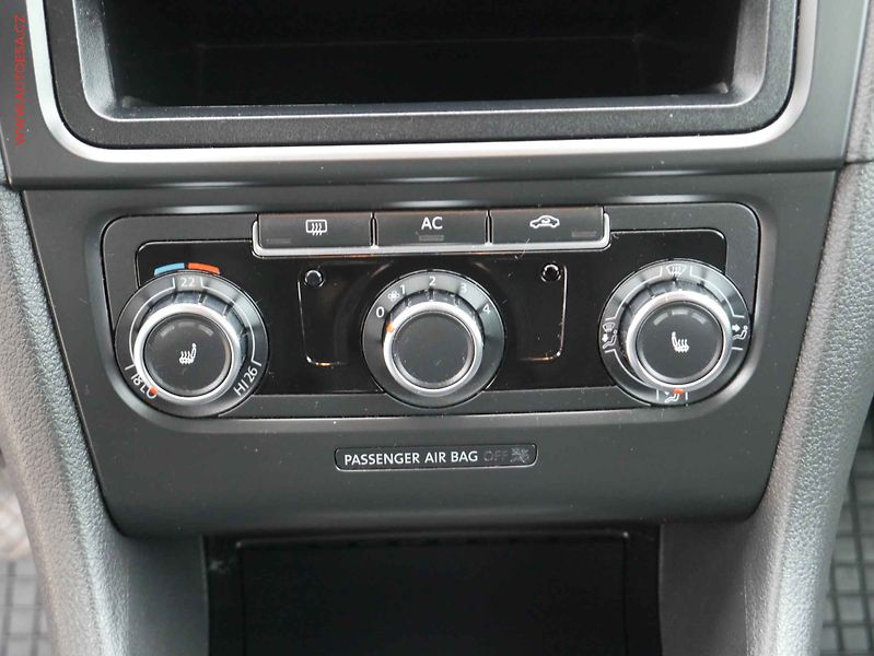 Volkswagen Golf (2009) 1.4i, AC, výhřev sed - fotka 12 z 14