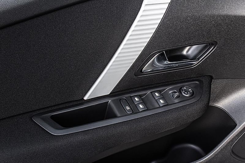 Citroën C4 (2026) 1,2 PLUS benzín 130k Automat - fotka 18 z 18