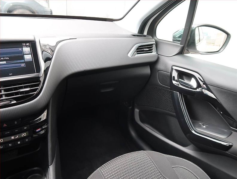 Peugeot 208 (2017) Allure 1.2 PureTech - fotka 8 z 15