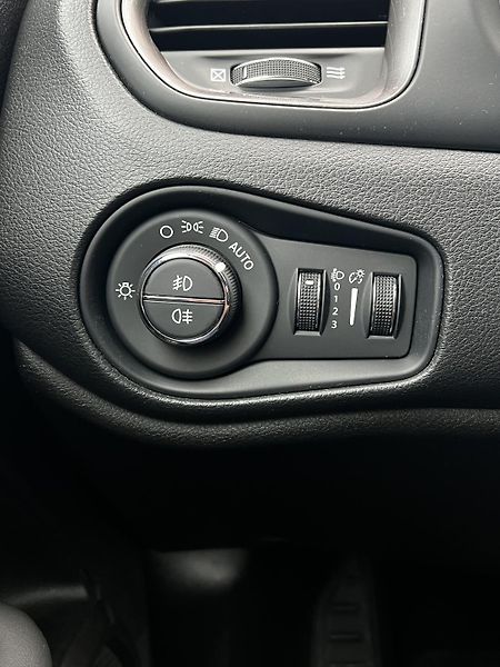 Jeep Renegade 1.5T MHEV T4 Aut. Limited DPH  - fotka 18 z 21
