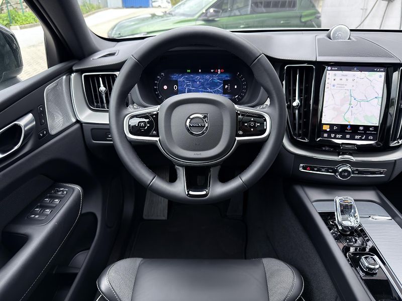Volvo XC60 B5 AWD ULTRA / B&W / REZERVACE - fotka 23 z 56