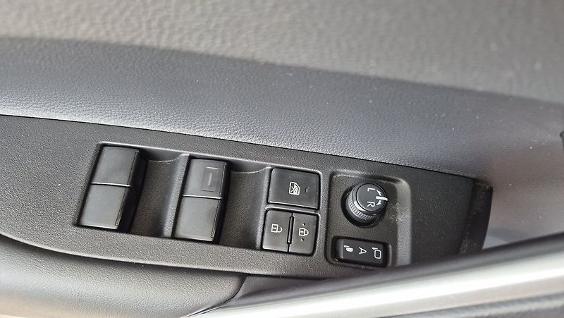Toyota Corolla Cross 2,0 HEV Style Tech - fotka 21 z 25
