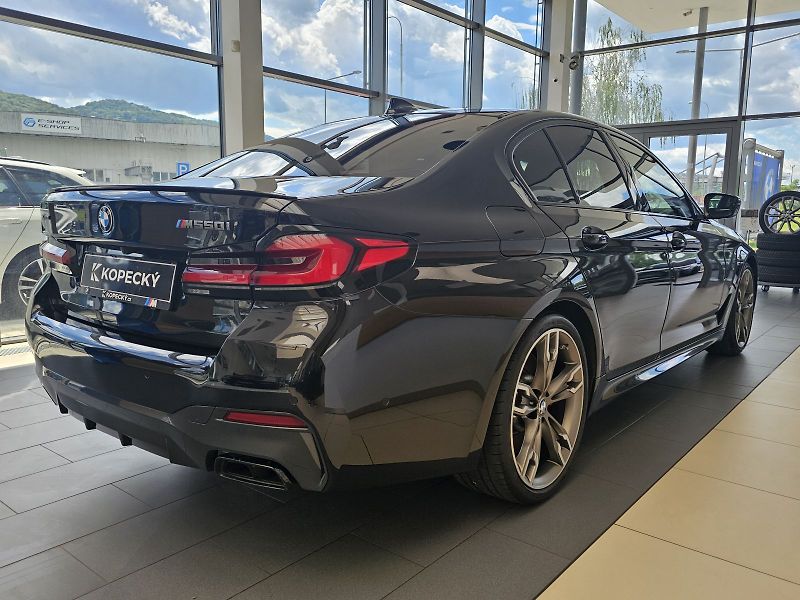 BMW Řada 5 M550i xDrive - fotka 10 z 32