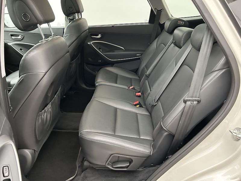 Hyundai Grand Santa Fe 2.2 CRDI 4x4 - fotka 7 z 29