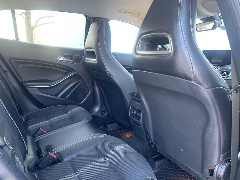 Mercedes-Benz GLA (2019) 220d 4 Matic, ser.knížka - fotka 13 z 30