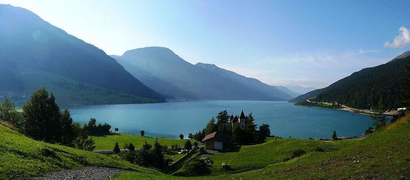 Kostelní věž na Reschensee je turistickou atrakcí podobně jako kostel uprostřed Novomlýnských nádrží.