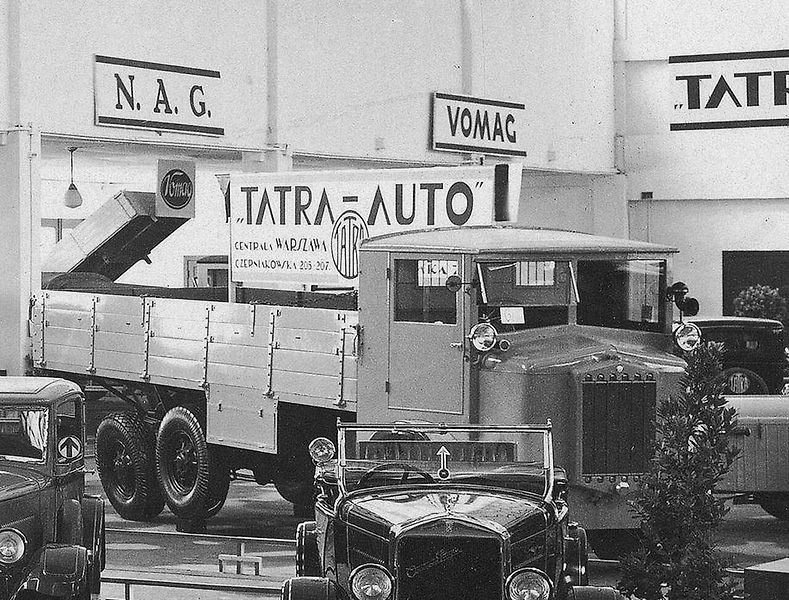 Třínápravové autobusy Tatra T24 patřily mezi cestujícími k velice oblíbeným. Na snímku je autobus z roku 1936.