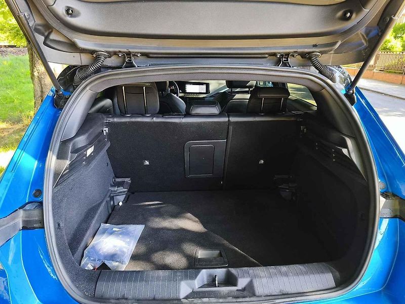 Opel vyniká ostrými sportovními rysy.