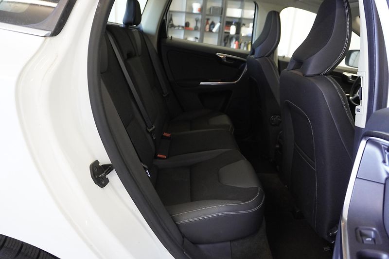 Volvo XC60 D4 AWD MOMENTUM AUT. - fotka 23 z 26