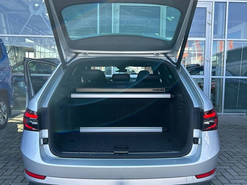 Škoda Superb (2021) kombi 2.0 TDI 7DSG Sportline - fotka 27 z 35