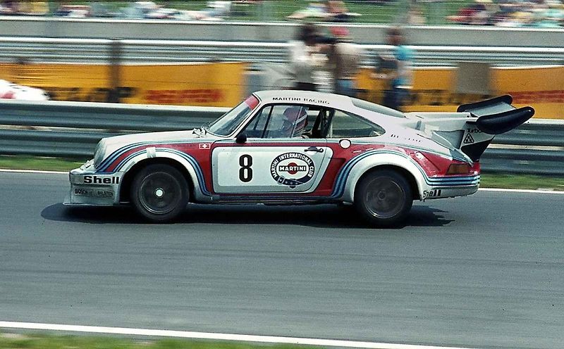 Dnes 83letý někdejší holandský závodník Gijs van Lennep je považován za příslušníka nizozemské šlechty bez titulu. K 78. narozeninám dostal specializovaný vůz Porsche 911 Carrera S s otiskem svého prstu.