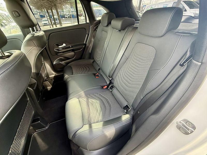 Mercedes-Benz GLA (2025) 220 4MATIC - fotka 14 z 40