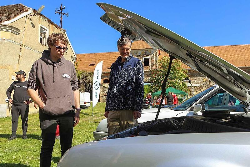 Jarní koulení - sraz automobilů a příznivců značky Citroën na zámku ve Svojšíně na Tachovsku.