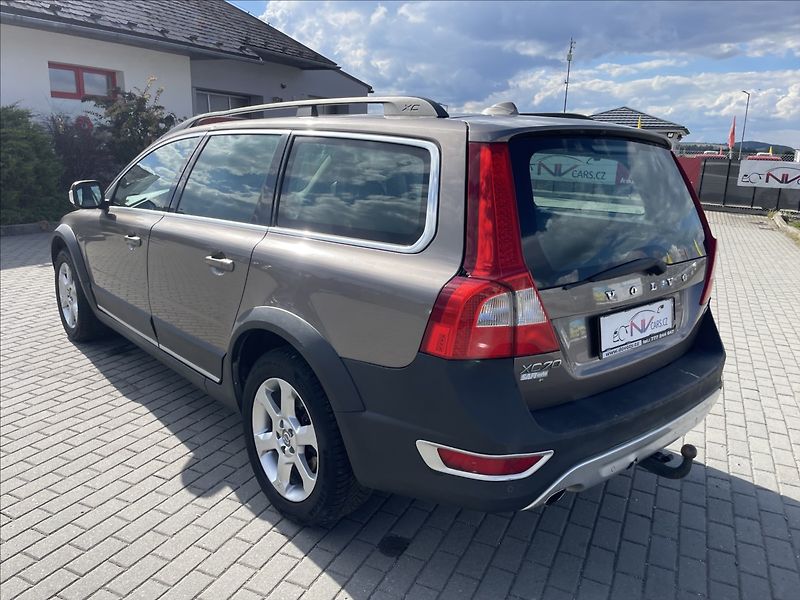 Volvo XC70 2,4 D5 151kw AWD Geartronic Mo - fotka 32 z 35