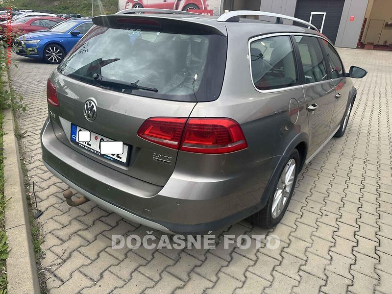 Volkswagen Passat (2013) 2.0 TDi 4x4, ČR, navi, bixen - fotka 2 z 3