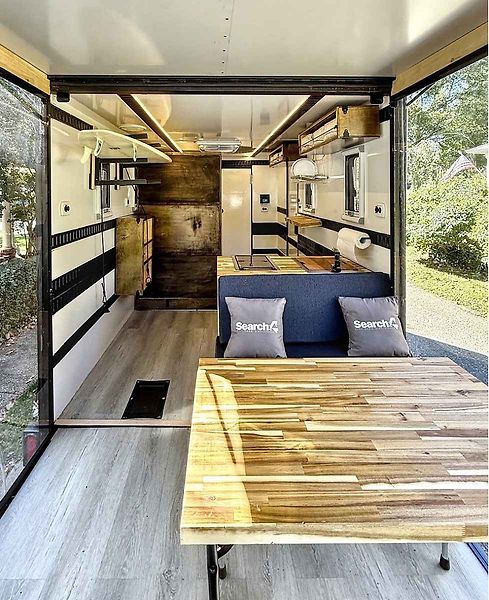 Americký karavan má variabilní interiér a využívá solární energii.