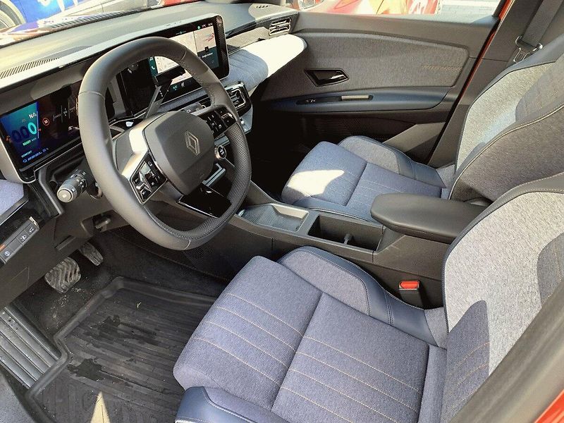 Renault 4 E-TECH (2025) Techno 150 k comfort range - fotka 10 z 15