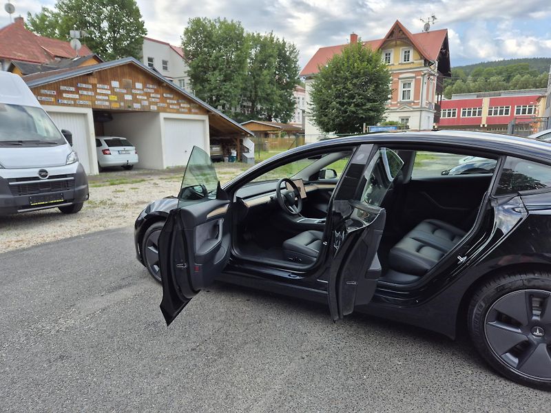 Tesla Model 3 STANDART RANGE 208kw SOH 94% - fotka 13 z 49