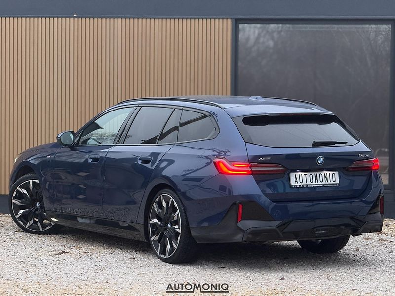 BMW Řada 5 (2025) 550e xDrive Touring M Sport - fotka 6 z 34