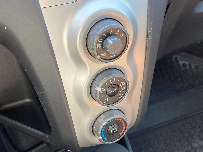 Toyota Yaris 1.3i, ČR, TerraCool, 2x kola - fotka 11 z 12