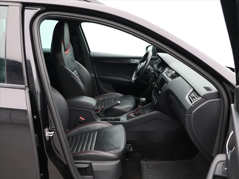 Škoda Octavia 2,0 TDi 4x4 DSG RS CZ - fotka 12 z 30