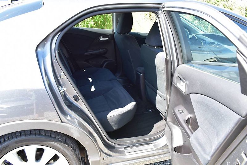 Honda Civic 1,8 i-VTEC SERVIS,1.M,MOC PĚKN - fotka 15 z 18