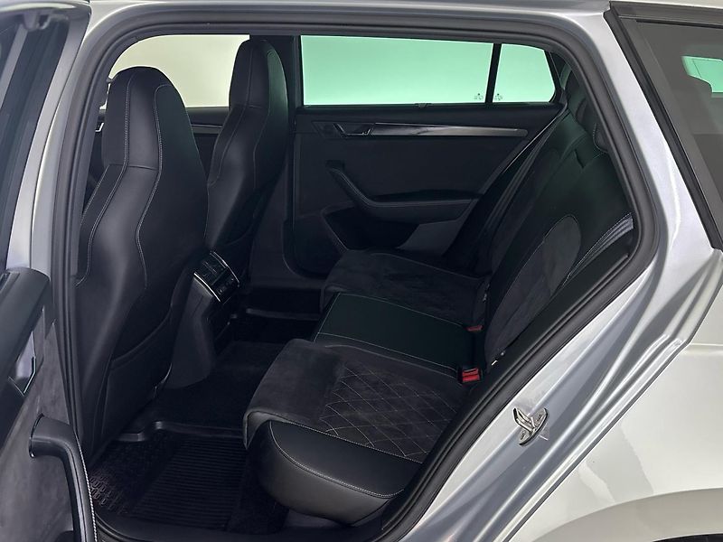 Škoda Superb Sportline DSG - fotka 8 z 29