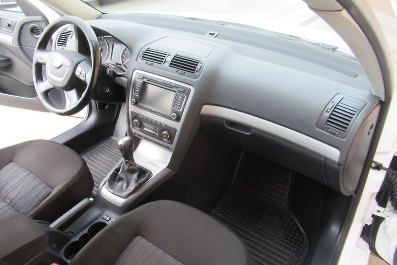 Škoda Octavia 1.6 TDi ELEGANCE AUT. KLIMA - fotka 10 z 20