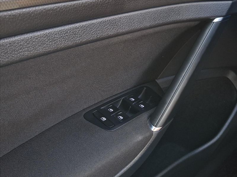Volkswagen Golf 1,6 TDI JOIN EDITION LED NOSIČ - fotka 39 z 43
