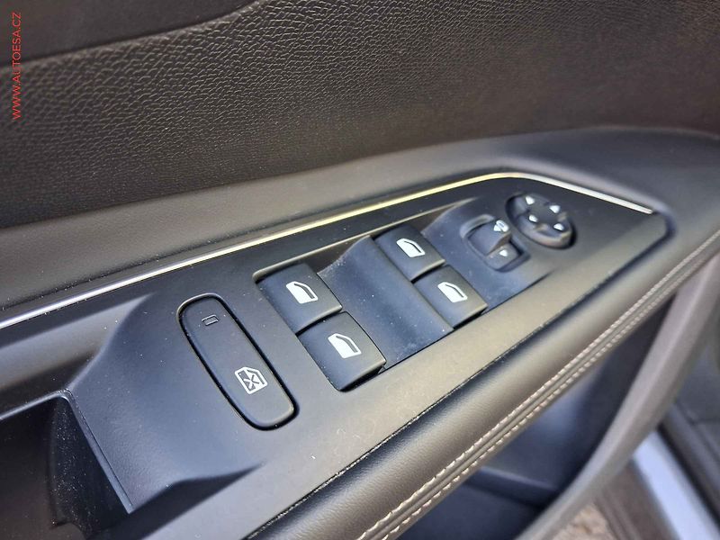 Peugeot 5008 (2018) 1.5 HDi 7míst, Allure, LED - fotka 13 z 20