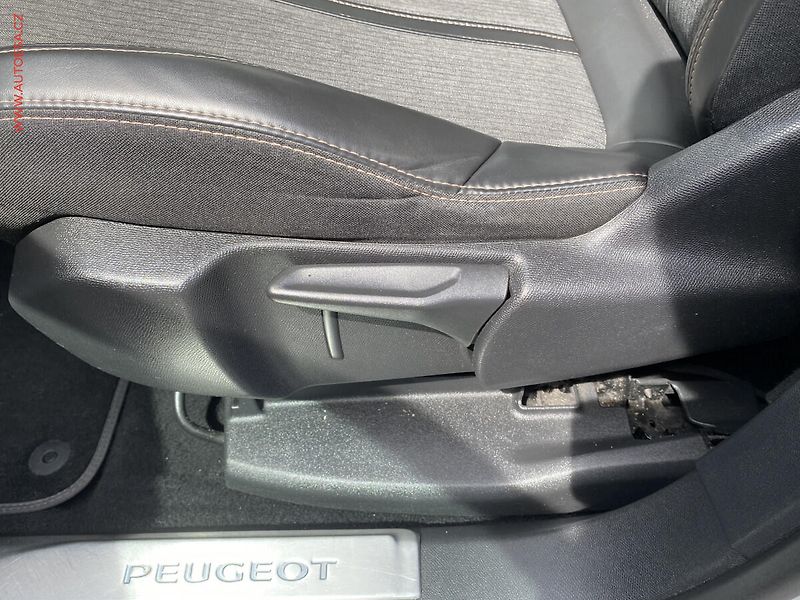 Peugeot 3008 (2016) 2.0 HDi, GT Line, LED, navi - fotka 14 z 18