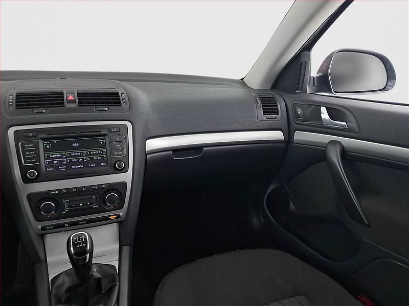 Škoda Octavia (2012) Elegance 1.4 TSI, Tempomat - fotka 8 z 19