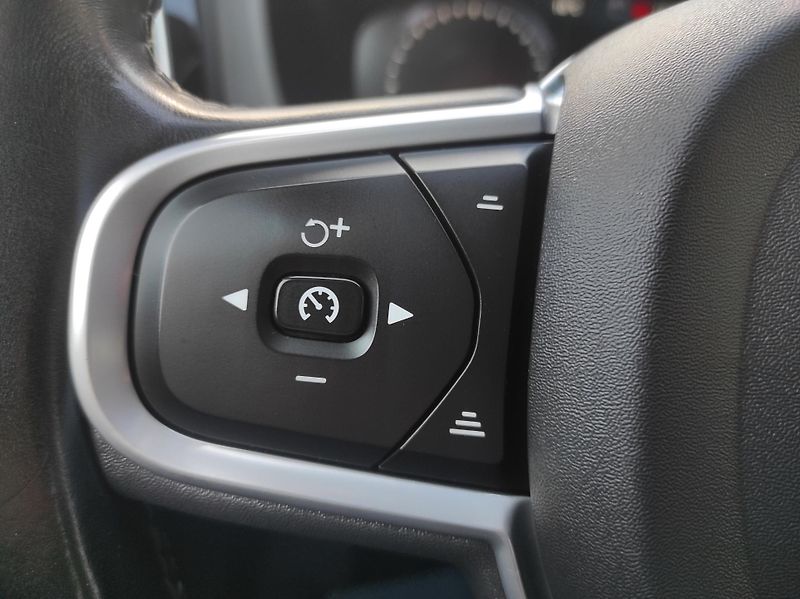 Volvo XC60 2,0 D3 Drive-E, Momentum Pro - fotka 30 z 41