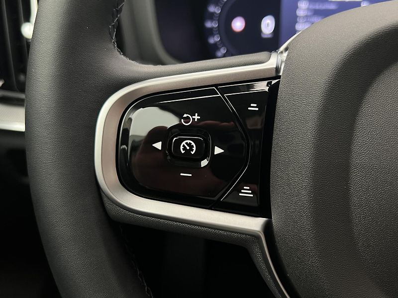 Volvo V60 B4 DARK PLUS AUT - fotka 25 z 45