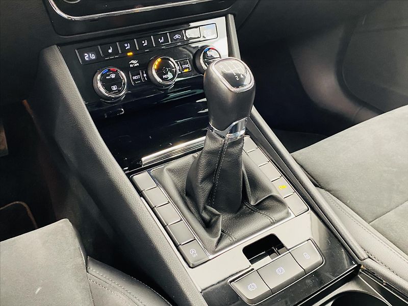Škoda Superb 2,0 TDI 110kW Ambition - fotka 19 z 24