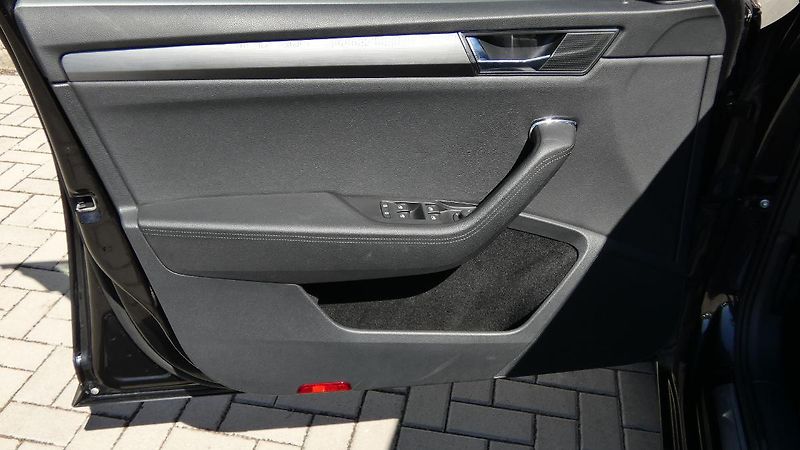 Škoda Superb Combi 1.5 TSI DSG Style - fotka 8 z 27