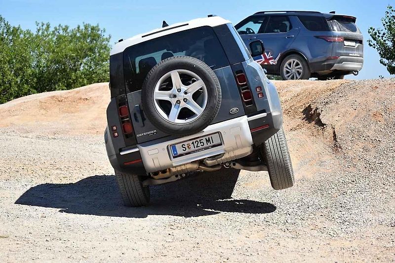 Prezentace vozu Land Rover Defender v lomu Velká Amerika