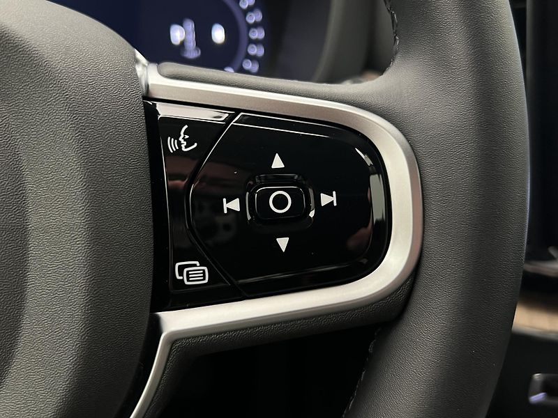 Volvo XC60 B5 AWD DARK PLUS AUT CZ - fotka 26 z 49