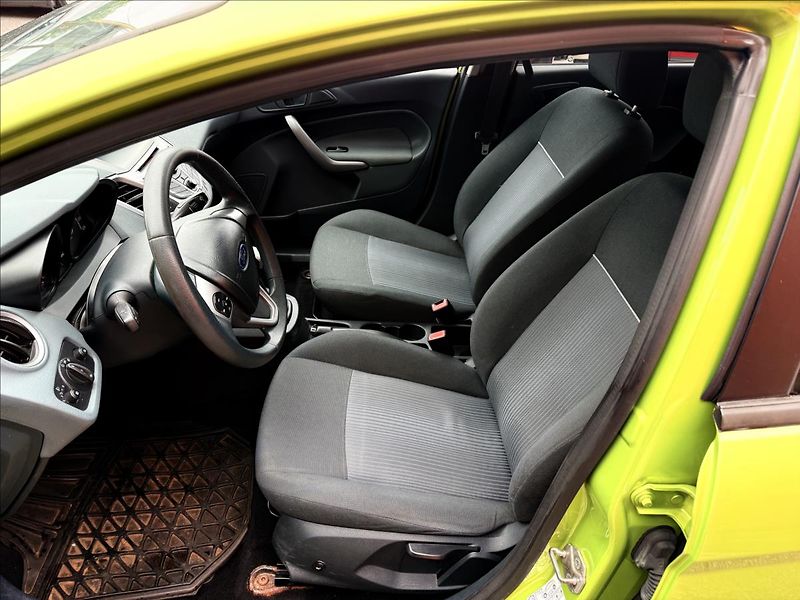 Ford Fiesta 1,2 i SPORT - fotka 18 z 27