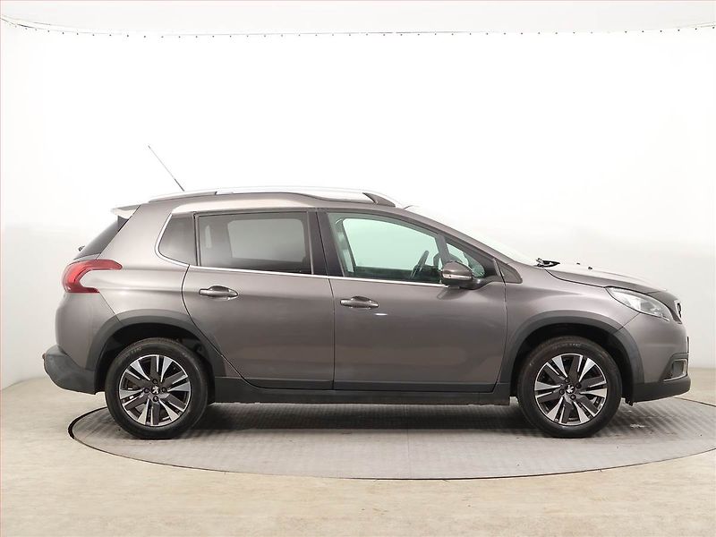 Peugeot 2008 (2017) 1.2 PureTech, ČR,1.maj - fotka 6 z 14