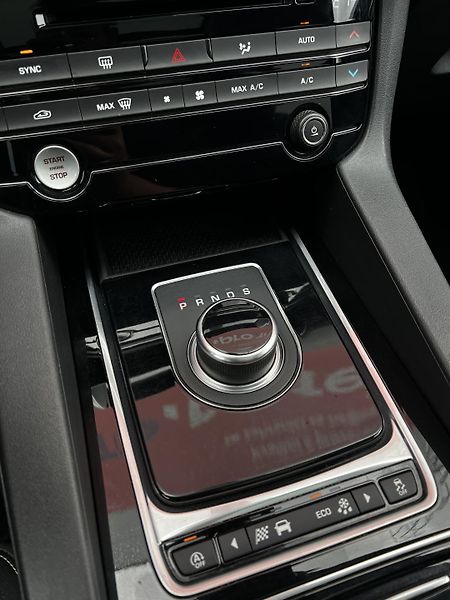 Jaguar F-Pace 25D AWD 177kW R-Sport DPH TZ - fotka 15 z 29