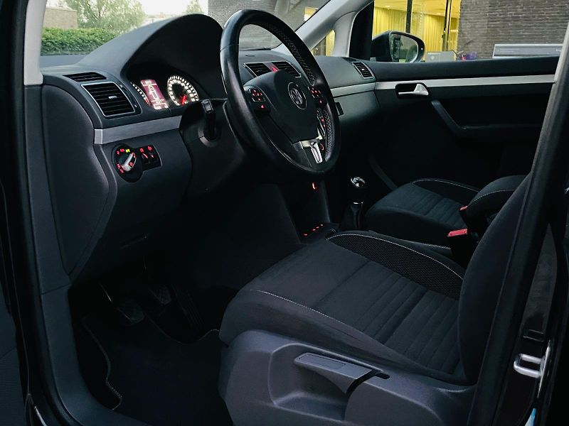 Volkswagen Touran 2.0TDI MANUÁL SENZORY VÝHŘEV - fotka 26 z 45