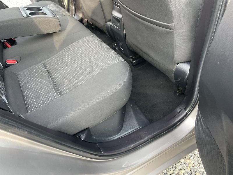 Toyota Auris 1.8i 16v HYBRID AUT NAVI CAM!! - fotka 121 z 166