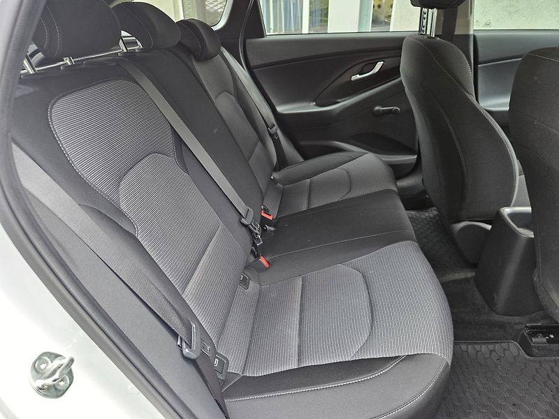 Hyundai i30 1.5i Comfort, serv.kn., 1.maj. - fotka 29 z 31