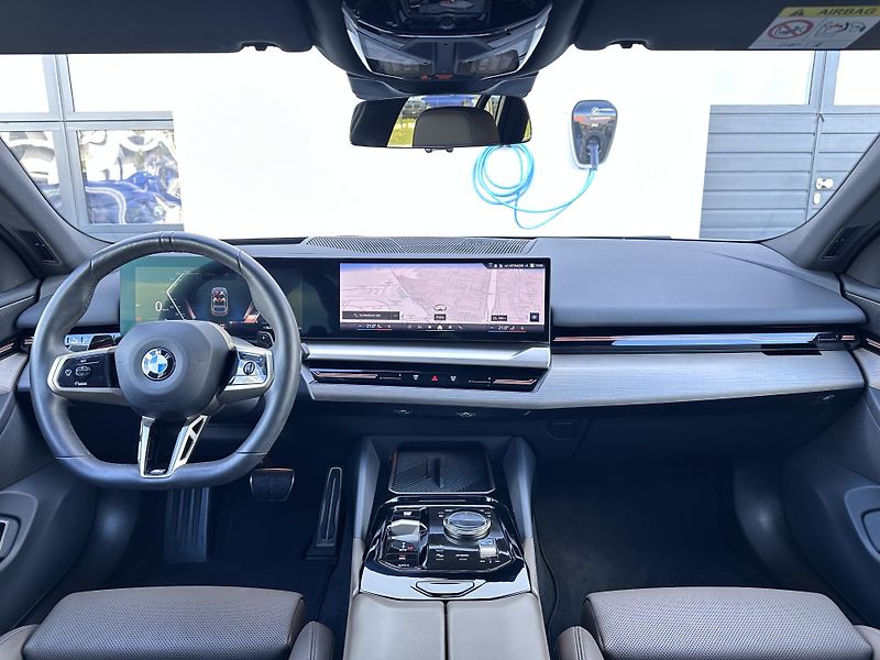 BMW Řada 5 540d xDrive Touring M-Sport - fotka 6 z 35