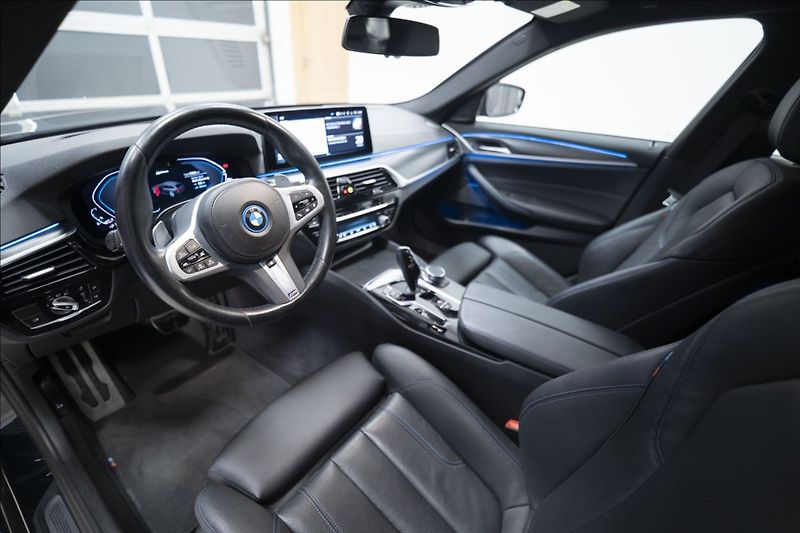 BMW Řada 5 530e xDrive M Sport ČR DPH   2 - fotka 12 z 42
