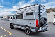 Campervan Mercedes-Benz Sprinter od americké firmy Bitterroot Builds je stvořený do divočiny.