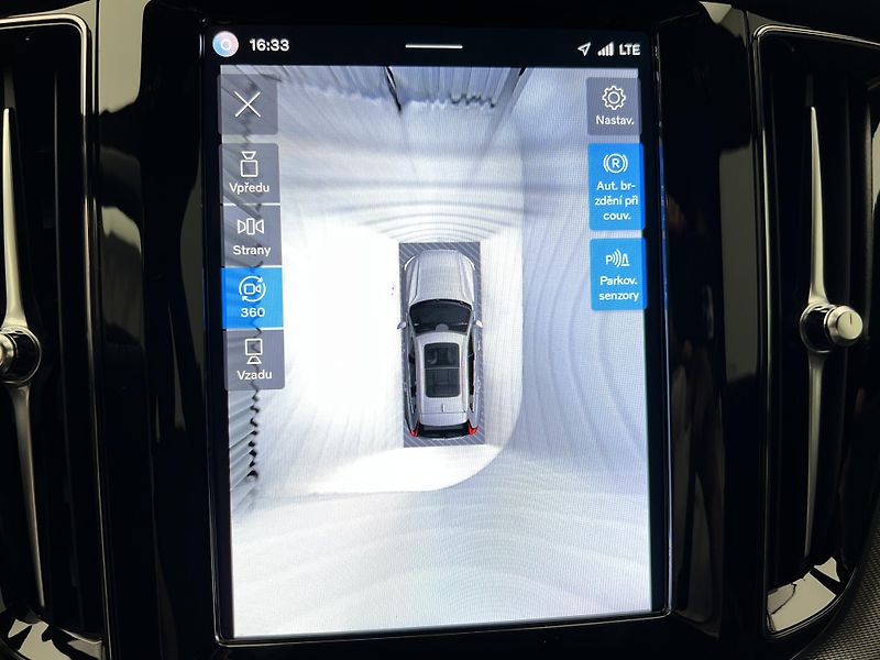 Volvo XC60 B4 AWD DARK PLUS CZ 1. maj. - fotka 30 z 45